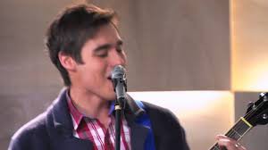 León cantando "Entre dos mundos"